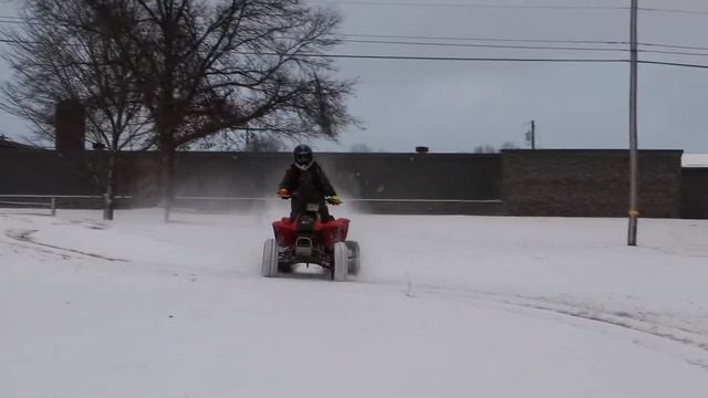 Luke's Honda EX 350 ripping around in the snow смотреть онлайн