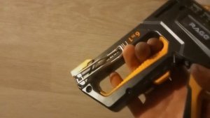 Чем я прижал ламинат к стене