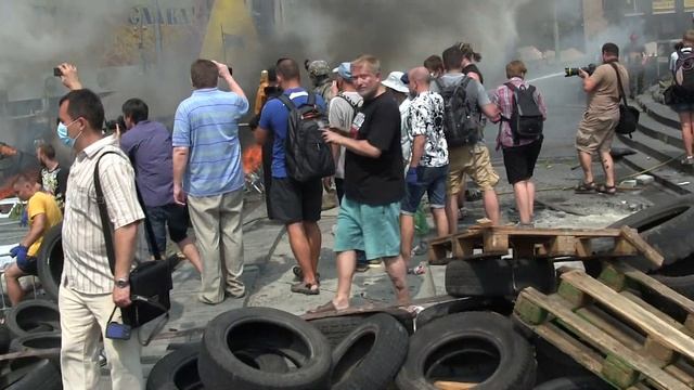 Как титушки жгли и ломали палатки на майдане ч.2 смотреть онлайн
