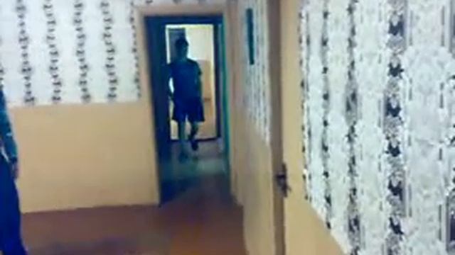 Круто выносят двери в общаге.mp4 смотреть онлайн