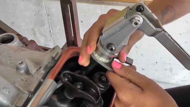 Stephanie Flexes the Stud Mount Spring Compressor S2/E5 смотреть онлайн