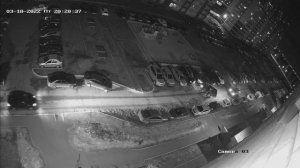 Пьяный водитель разбивает машины во дворе.