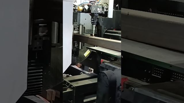 Резка металла на лазерном труборезе с 3-мя патронами и автоматической погрузкой XTC-TX360S-1212-3C смотреть онлайн