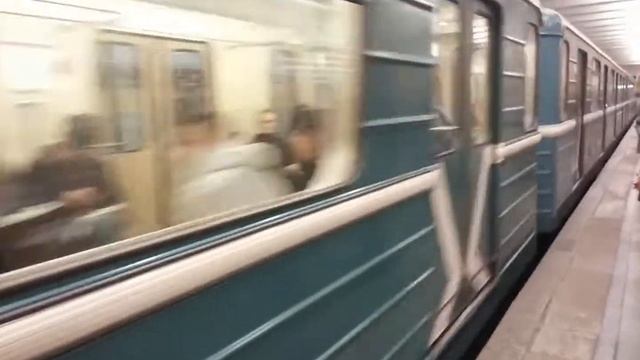 81-717/714.5М + Треугольные сиденья На станции Проспект Вернадского смотреть онлайн