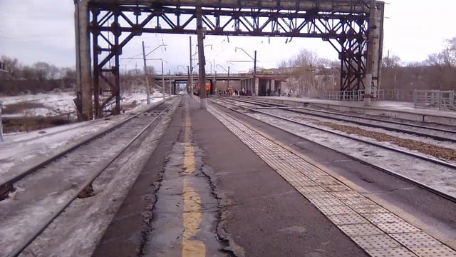 электровоз ЭП1-027 с пассажирским поездом проезжает станцию шинный завод смотреть онлайн