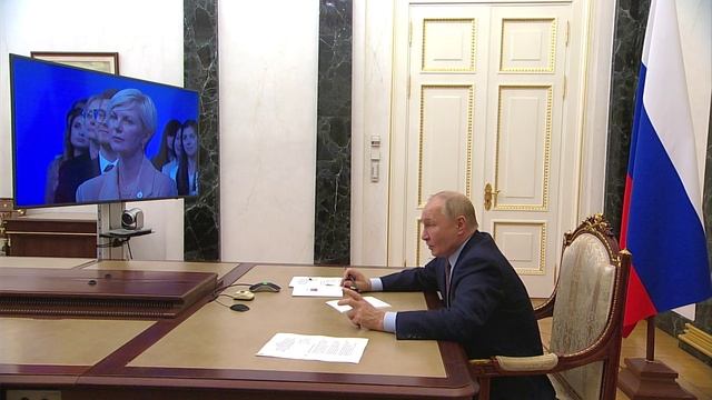 Путин встретился с финалистами всероссийских профессиональных конкурсов в сфере образования. смотреть онлайн