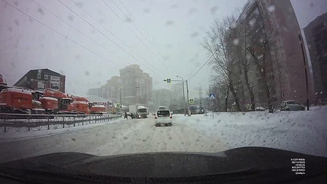 Лопата пригодится! Новосибирск завалило снегом, впереди мощные морозы. Заснеженная улица Сухарная смотреть онлайн