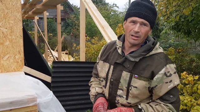 Инспектируем строительную площадку где работают плотники СК ДомаСтрой возводя каркасный домик смотреть онлайн