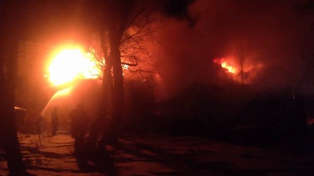 Пожар 2х этажное здание г.Хабаровск 01.03.2013 смотреть онлайн