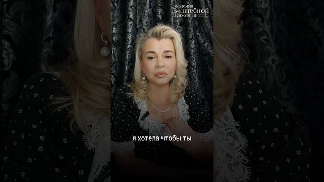 Начинает кричать на своего мужа