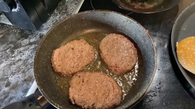 Пацанячья кухня - Бургеры с соусом как в Биг Тейсти смотреть онлайн