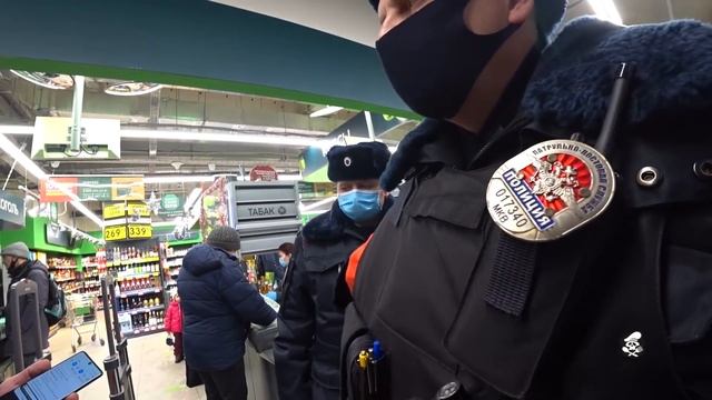 ДИКАЯ ОХРАНА ЗАЛИЛА ПЕРЧИКОМ ТОРГОВЫЙ ЗАЛ!!! СДАЛИ МЕНТАМ. смотреть онлайн