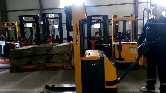 Штабелер электрический поводковый Jungheinrich EJC 14 1,4т 4.28м