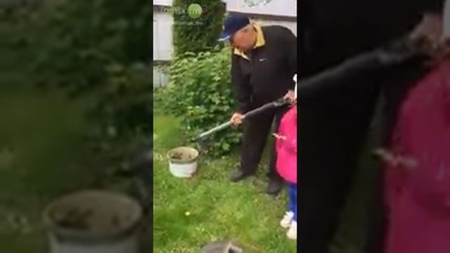 Маленькая Защитница Природы. 5-ти летняя Аня вмешалась в Процесс съемки Рекламы садовой Лопаты смотреть онлайн