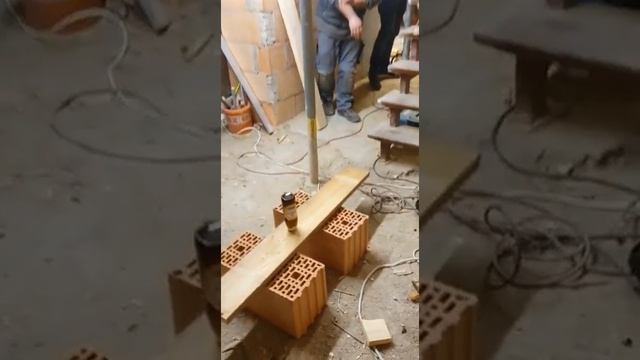 Бутылку вбил в доску кувалдой 😎😎😎😎😎🤘🤘🤘 смотреть онлайн