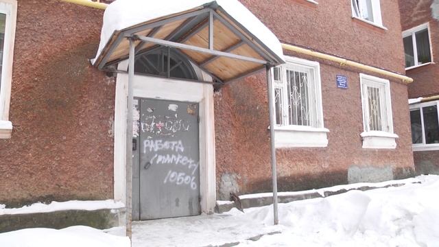 Изрисовали подъездную дверь. Что делать жильцам дома? Ответ от коммунальщиков и полиции Ревды смотреть онлайн