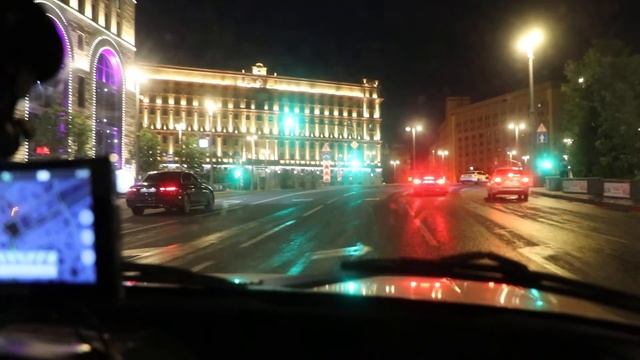 Москвич-2140 по ночной Москве, её центру.