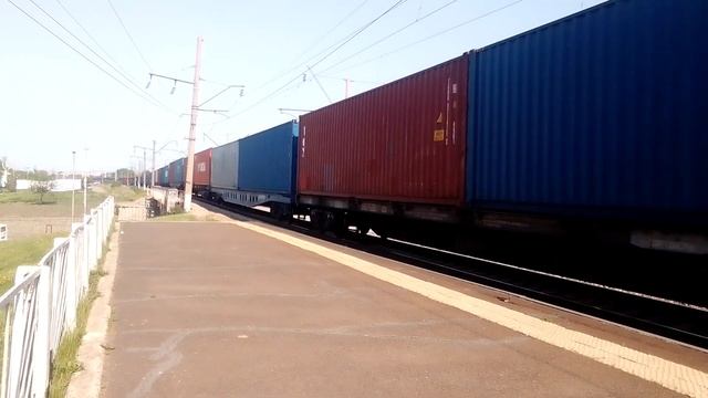 Электровоз 3ЭС5К-344 "ЕРМАК" с контейнерным поездом проезжает платформу Студенческая. смотреть онлайн