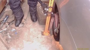 поднимаем машину за колесо