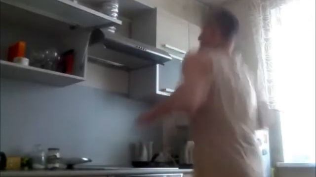 Мужчина на кухне смотреть онлайн