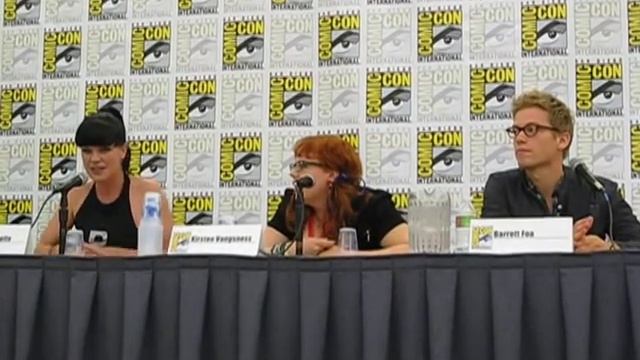 Kirsten Vangsness - Comic Con 2010 - Teching out on TV panel (8 of 8) смотреть онлайн