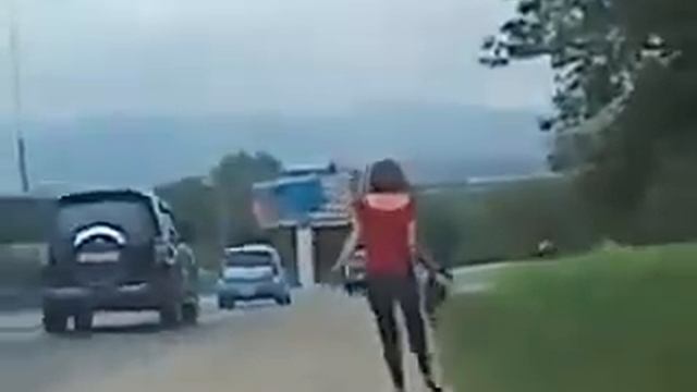 ИДИОТКА ПЬЯНАЯ НА ДООРОГЕ смотреть онлайн