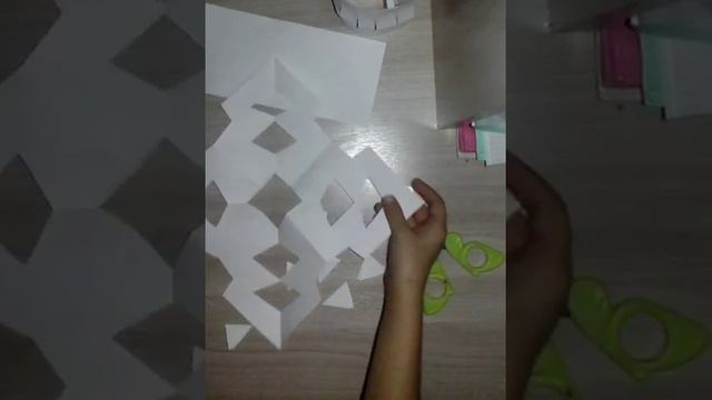 Как сделать снежинку и фонарик из бумаги смотреть онлайн