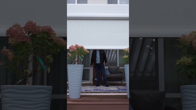 Лаунж зона возведенная из биоклиматики #остекление #пергола #терраса #shorts #short смотреть онлайн