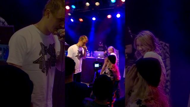 YO-talo ja elävä penkki смотреть онлайн