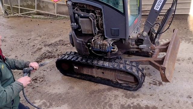 Fitting a new hydraulic quick hitch to a mini digger смотреть онлайн
