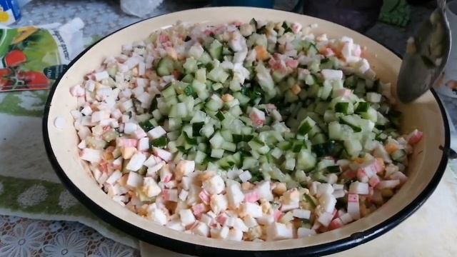 САЛАТ ИЗ КРАБОВЫХ ПАЛОЧЕК 😊 ПРОУЧИЛОСЬ ВКУСНО И СЫТНО 👍🏻 смотреть онлайн