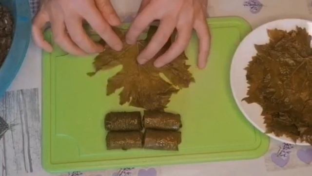 Yarpaq dolması. Yarpaq dolmasının hazırlanması. Долма из виноградных листьев. Yapraq sarması смотреть онлайн