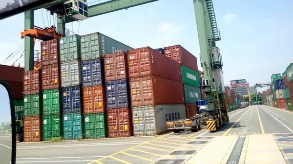 Кран в порту