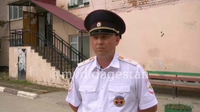 Годовалая девочка стояла на подоконнике 4 этажа. Полицейский спас! смотреть онлайн