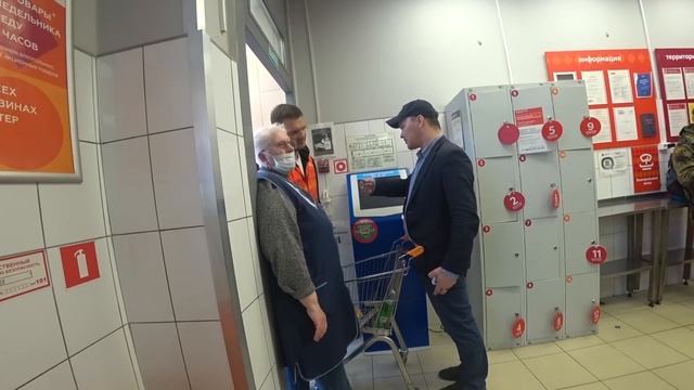 БОРЗЫЕ СОТРУДНИКИ БЫКУЮТ И ОБВИНЯЮТ В КРАЖЕ / ВЫЗВАЛИ МЕНТОВ смотреть онлайн