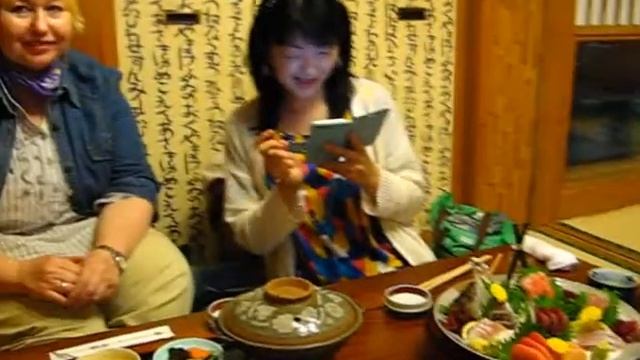 Прощальный ужин с друзьями в портовом ресторане города Тёси (Choshi) у самой южной точки Японии смотреть онлайн