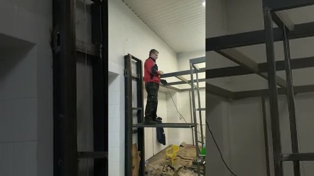 Подъемник, лифт грузовой, 4-х стоечный смотреть онлайн