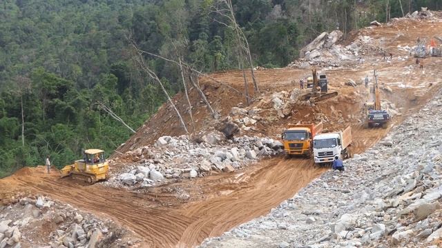 Don't miss out on this Awesome Display Mountain Road Team Excavator Trimming Slope On Hill смотреть онлайн