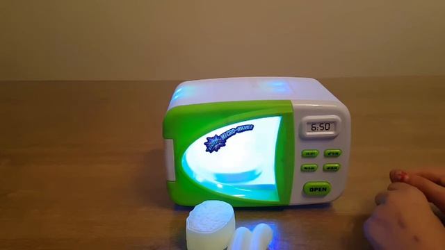 Magic Microwave TOY VIDEO in which food really changes colour! смотреть онлайн