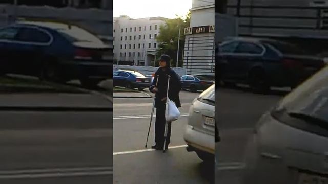 Чувак который носит костыли подмышкой смотреть онлайн