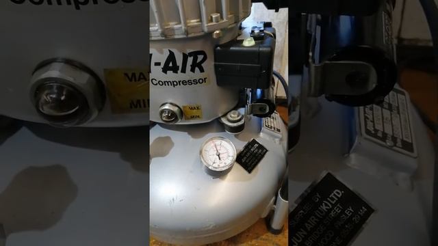 JUN-AIR Air Compressor 15lt Capacity, quiet operation vs machine mart conventional compressor смотреть онлайн