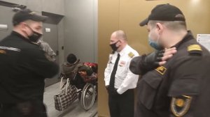 АЭРОПОРТ ШЕРЕМЕТЬЕВО!!! ГБР НАВРАЛИ МЕНТАМ ЧТО У ПАССАЖИРА БОМБА!!!