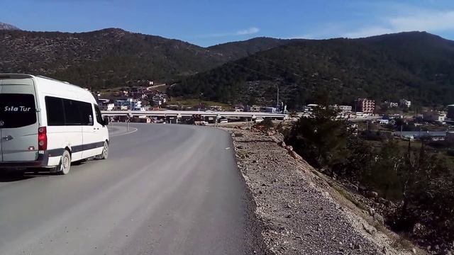 Вид на Büyükeceli со стороны дороги на АЭС Аккую (20.02.2022) смотреть онлайн