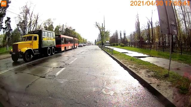 Грузовик КрАЗ-257 буксирует автобус МАЗ-105.060 №4709 30.04.2021 / The KrAZ-257 truck, bus MAZ-105 смотреть онлайн