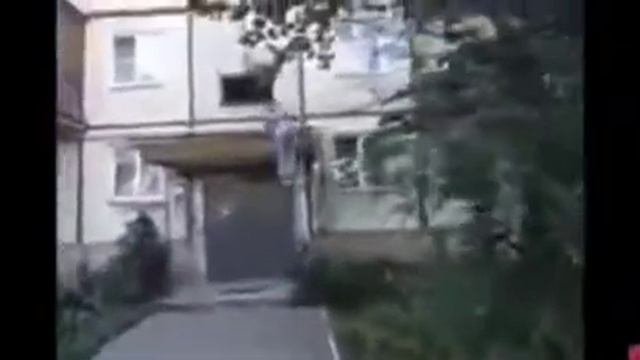 Пацан, можешь дверь открыть от подъезда. Запрыгнул через окно смотреть онлайн