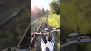 Покатушки мото эндуро обучение заезд в гору месим грязь Осторожно вертикальное видео @typorez