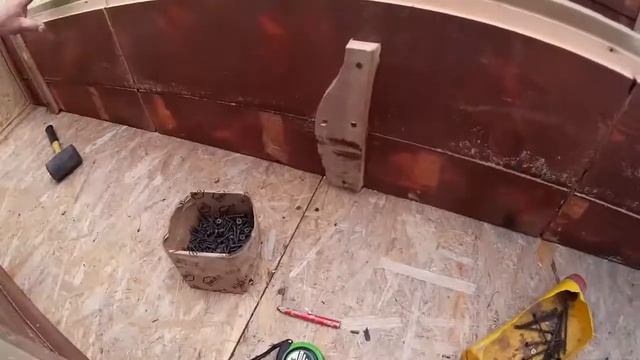 Монтаж двух тройных ульев лежаков в дом для пчелотерапии. смотреть онлайн