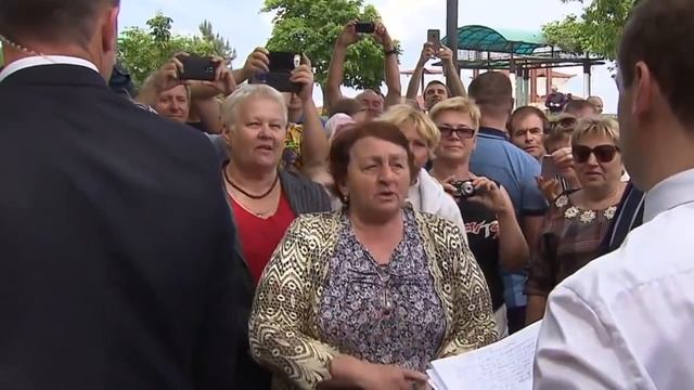 Крымчанка к Медведеву: Здоровья тебе маленький худенький! смотреть онлайн