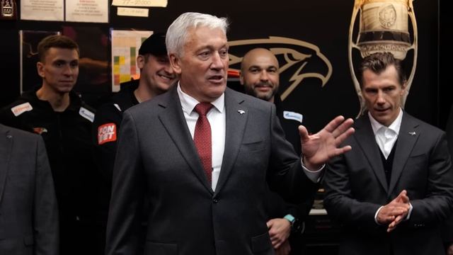 МОЛОДЫЕ ВРЫВАЮТСЯ В ИГРУ | Победная раздевалка «Авангарда» после матча с «Нефтехимиком» | КХЛ 23/24 смотреть онлайн