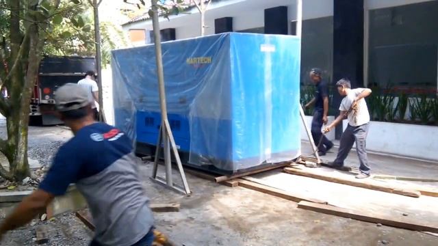 Beli Generator & unloading from truck смотреть онлайн